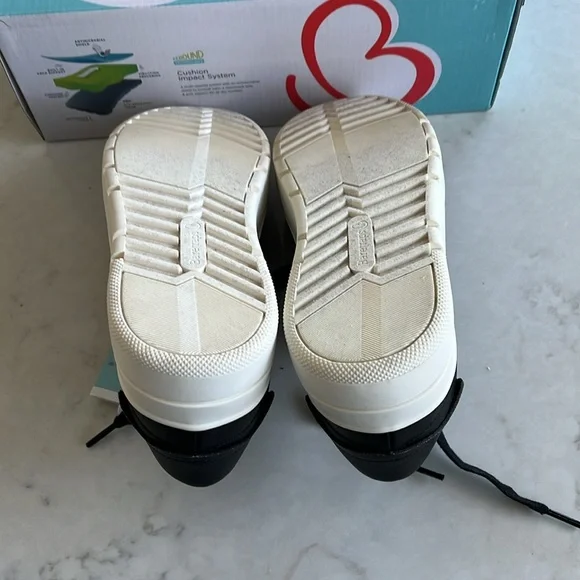 New Baretraps Nishelle Sneakers with Rebound Technology - Picture 10 of 11